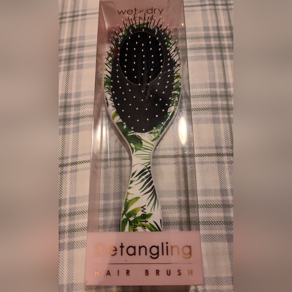 NEW! Wet N' Dry Brush By Cala